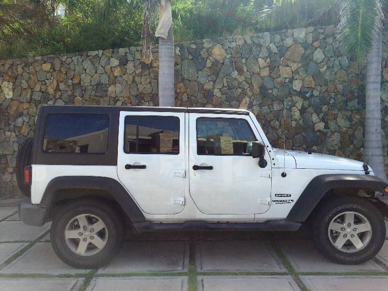 2016 4 door white jeep wrangler (hardtop) - Cars Sint Maarten • Cyphoma